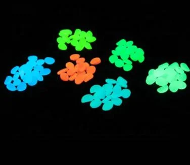 Pedras luminosas de cascalho coloridas e atraentes seixos fotoluminescentes